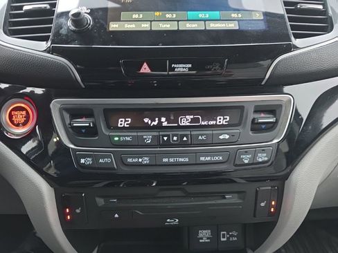 Used 2019 Honda Pilot Touring image 16