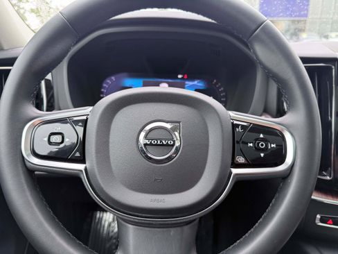Certified 2023 Volvo XC60 B5 Plus AWD/4WD image 19