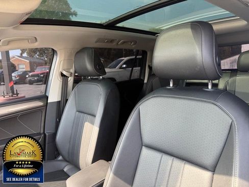 Used 2022 Volkswagen Tiguan SE w/ Panoramic Sunroof Package image 9