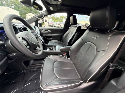 Used 2025 Chrysler Pacifica Limited FWD image 11