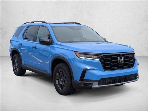 Used 2025 Honda Pilot TrailSport image 3