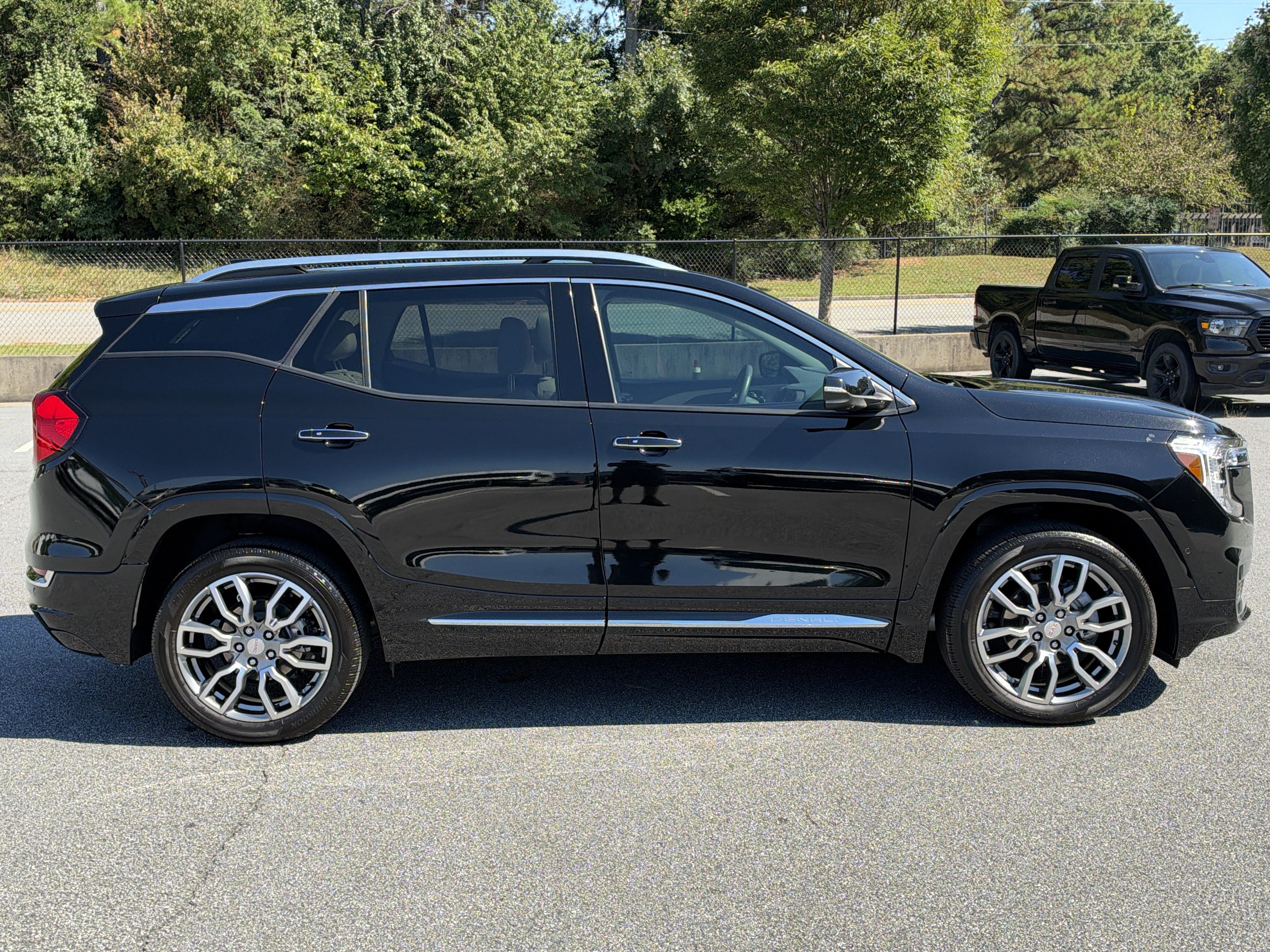 Used 2022 GMC Terrain Denali w/ Denali Premium Package AWD/4WD image 9