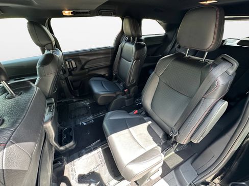 Used 2025 Toyota Sienna LE AWD/4WD image 13