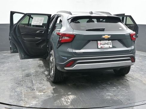 Used 2025 Chevrolet Trax LT image 54