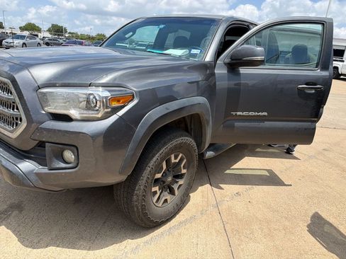 Used 2017 Toyota Tacoma TRD Off-Road AWD/4WD image 6