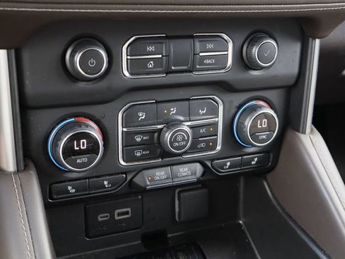 Used 2024 Chevrolet Suburban LT RWD image 19