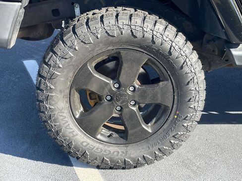 Used 2017 Jeep Wrangler Unlimited Sahara w/ Connectivity Group AWD/4WD image 3