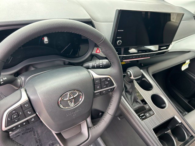Used 2026 Toyota Sienna XLE FWD image 25