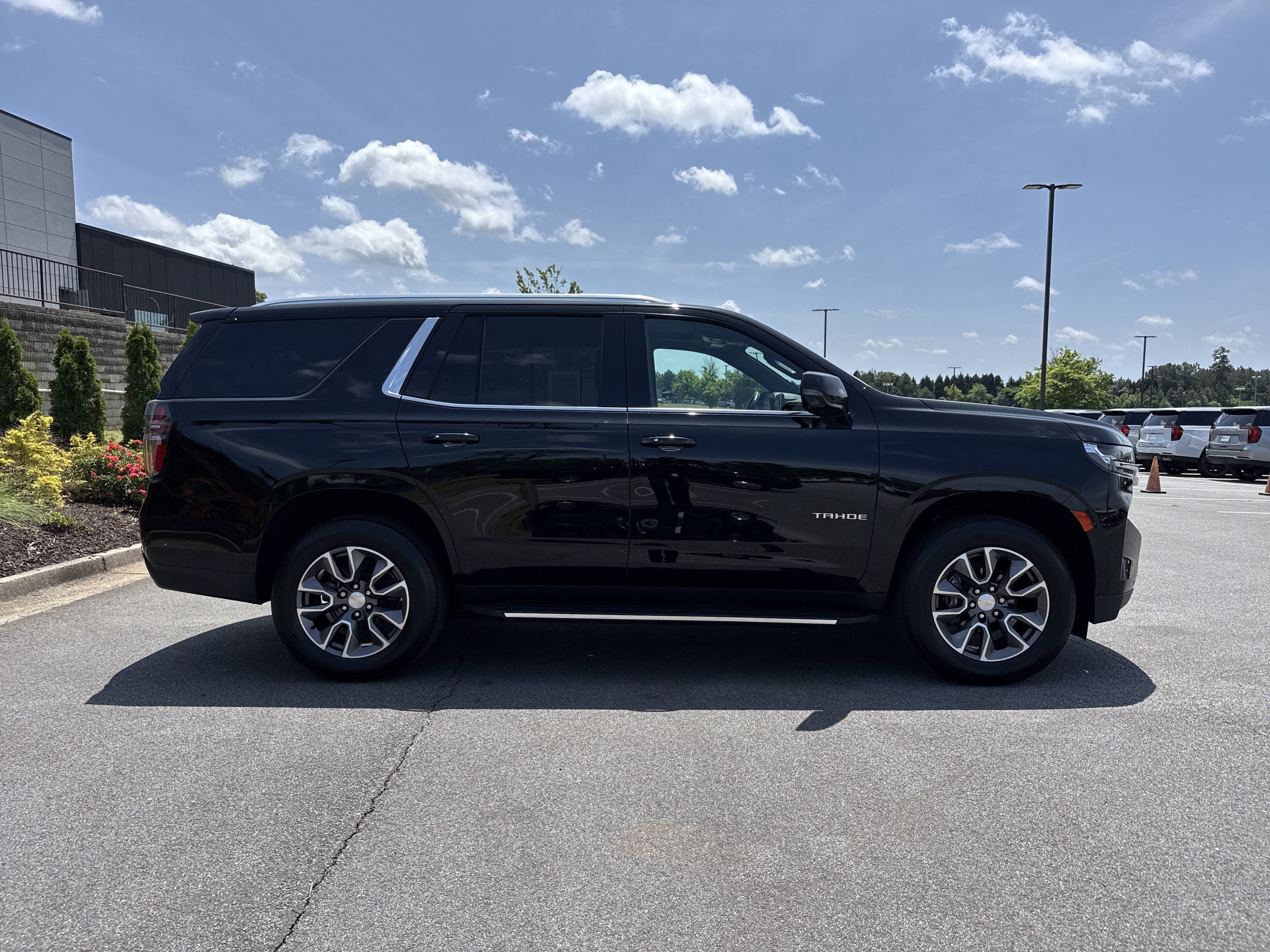 Used 2022 Chevrolet Tahoe LT w/ Luxury Package AWD/4WD image 11