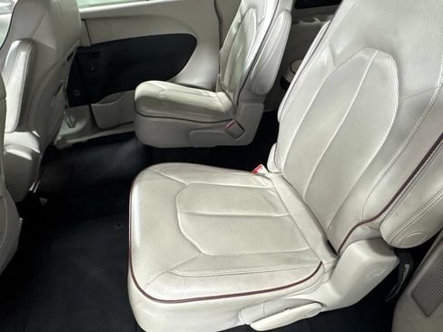 Used 2020 Chrysler Pacifica Limited FWD image 18