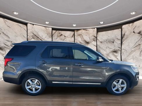 Used 2017 Ford Explorer XLT image 4