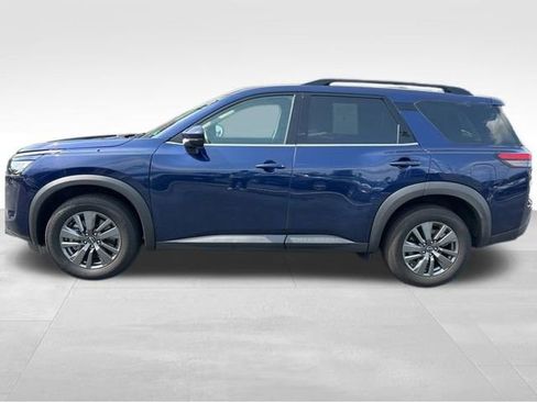 Used 2024 Nissan Pathfinder SV image 3