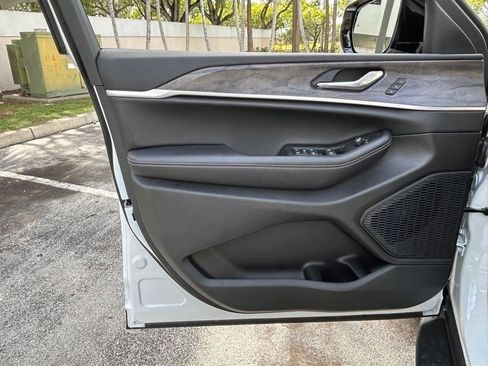 New 2025 Jeep Grand Cherokee L Limited w/ Luxury Tech Group II image 38