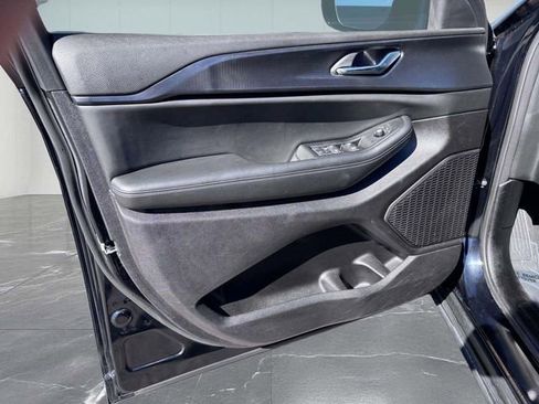 Used 2025 Jeep Grand Cherokee Altitude image 13