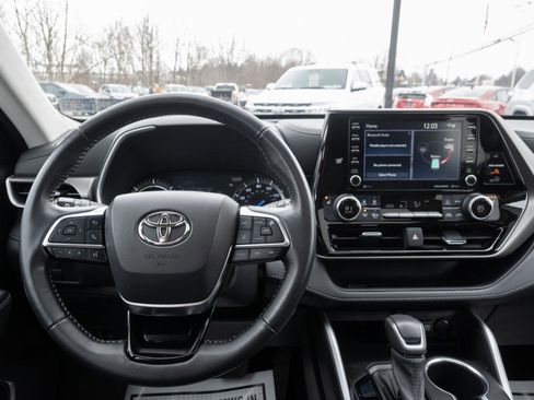 Used 2021 Toyota Highlander XLE image 25