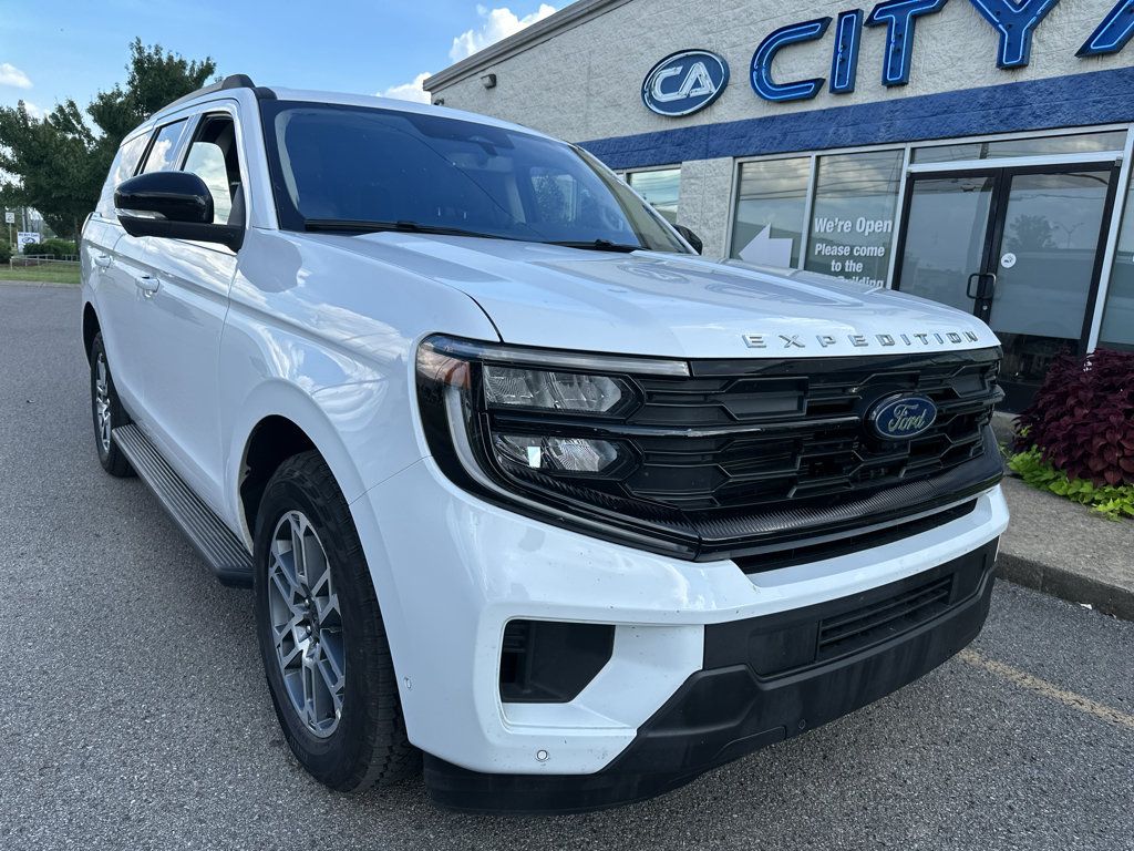 Used 2025 Ford Expedition Active AWD/4WD image 2