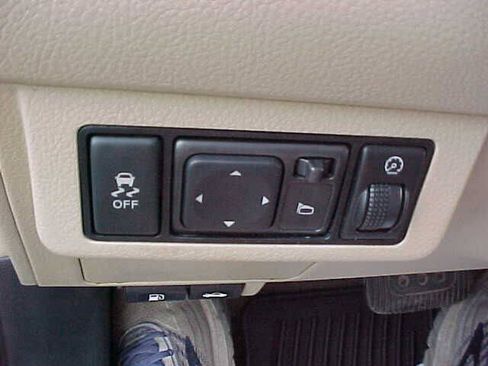 Used 2011 Nissan Versa Hatchback w/ Premium Pkg FWD image 22