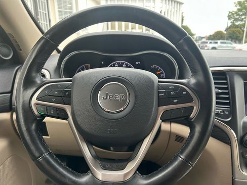 Used 2019 Jeep Grand Cherokee Laredo image 11