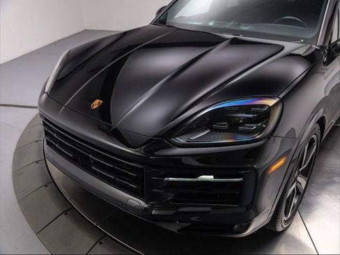 Used 2024 Porsche Cayenne AWD/4WD image 9