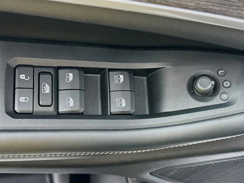 Used 2023 Jeep Grand Cherokee Limited w/ Black Appearance Package image 15