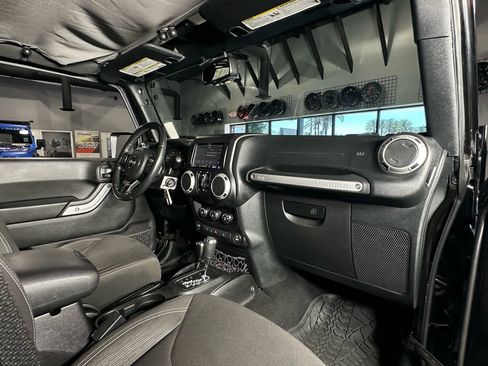 Used 2017 Jeep Wrangler Unlimited Rubicon w/ Connectivity Group image 18