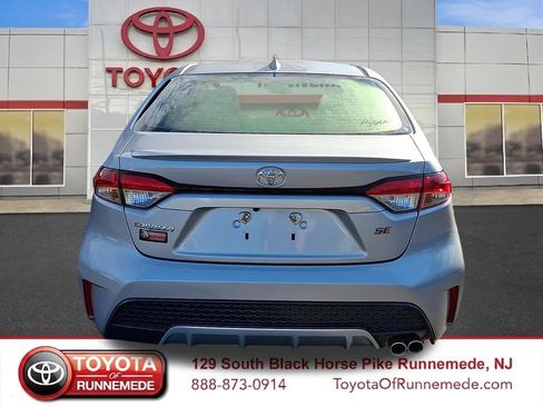 Certified 2022 Toyota Corolla SE w/ SE Premium Package FWD image 5