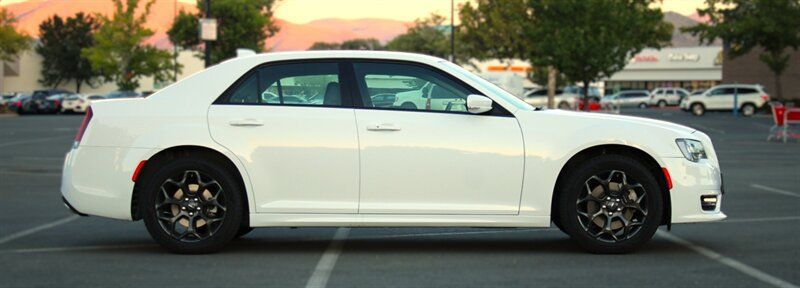 Used 2022 Chrysler 300 Touring L AWD/4WD image 5