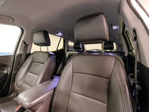 Used 2024 GMC Terrain SLT image 27