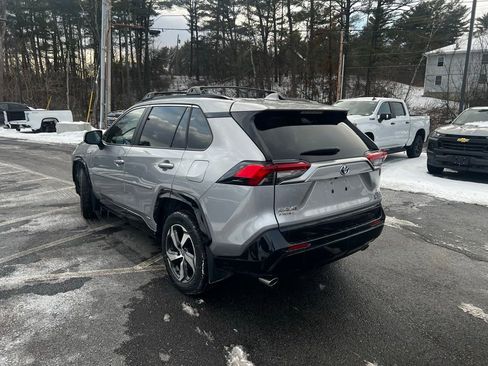 Used 2024 Toyota RAV4 SE image 3