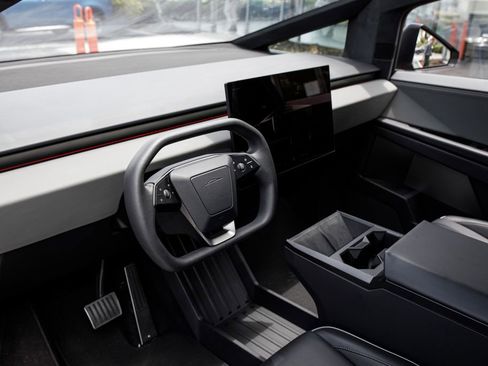 Used 2025 Tesla Cybertruck AWD Crew Cab image 29