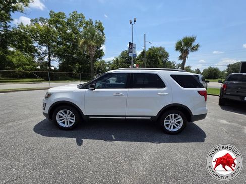 Used 2017 Ford Explorer XLT w/ Equipment Group 202A FWD image 2