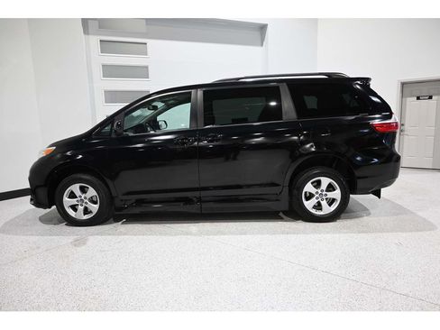 Used 2018 Toyota Sienna LE FWD image 9