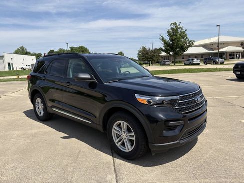 Used 2024 Ford Explorer XLT AWD/4WD image 2