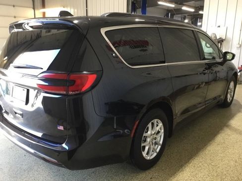 Used 2022 Chrysler Pacifica Touring-L image 4