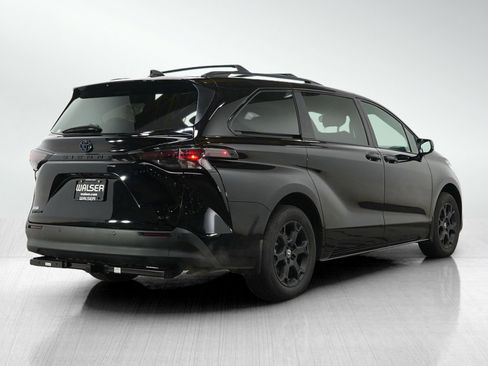 Certified 2025 Toyota Sienna XLE Woodland Edition AWD/4WD image 5