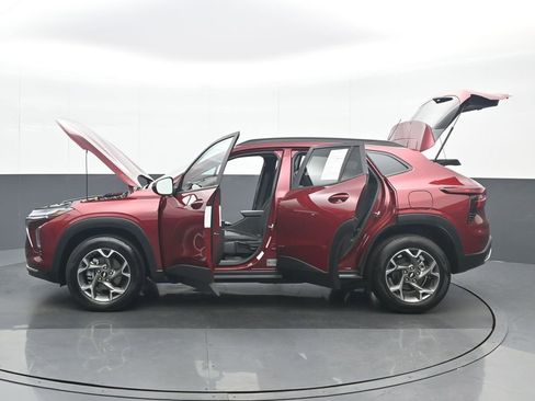 Used 2025 Chevrolet Trax LT w/ LT Convenience Package FWD image 38