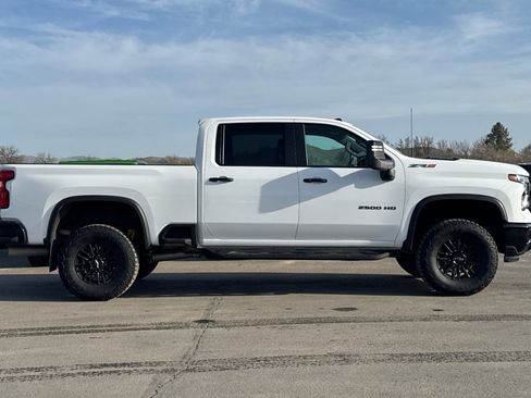 Used 2024 Chevrolet Silverado 2500 ZR2 w/ Technology Package image 2