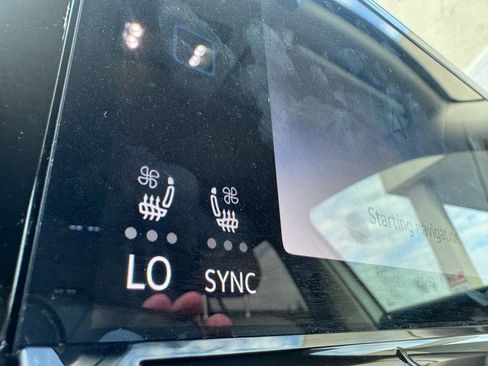 Used 2024 Volkswagen Atlas SE image 23