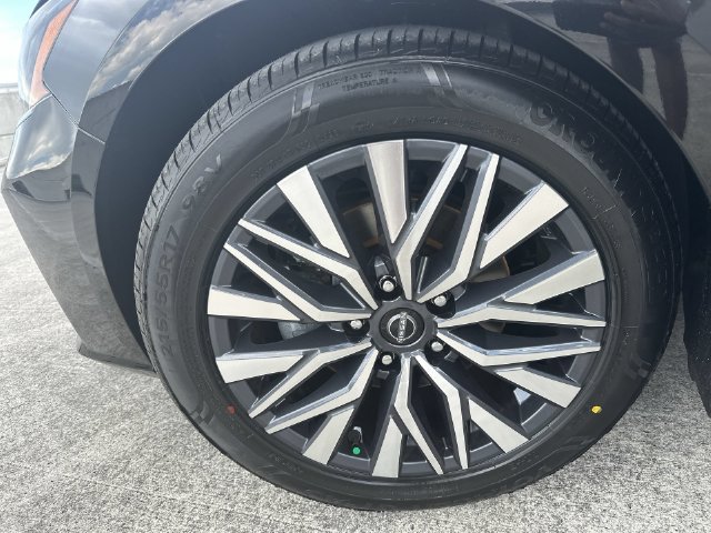 Used 2024 Nissan Altima 2.5 SV FWD image 11