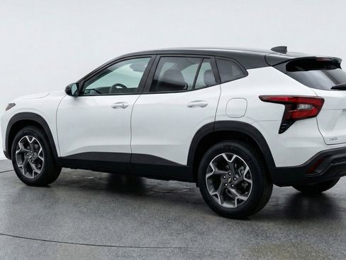 Used 2025 Chevrolet Trax LT w/ LT Convenience Package image 6