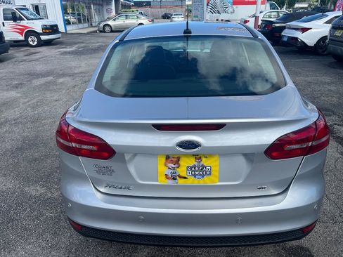 Used 2016 Ford Focus SE w/ Equipment Group 201A FWD image 4