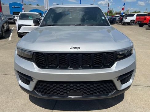 Used 2025 Jeep Grand Cherokee Altitude AWD/4WD image 5