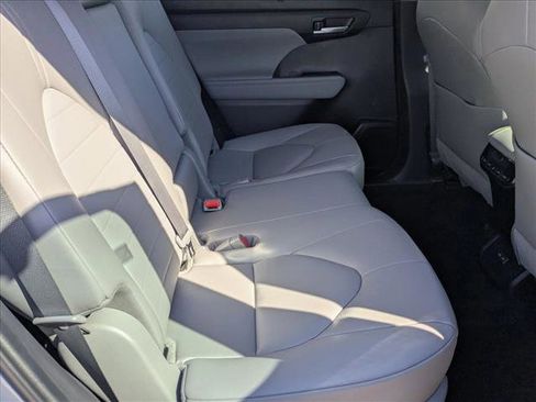 Used 2023 Toyota Highlander XLE image 18