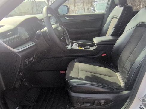 Used 2025 Jeep Grand Cherokee L Laredo image 21