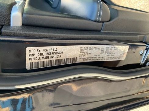 Used 2024 Jeep Grand Cherokee Limited w/ Black Appearance Package image 24