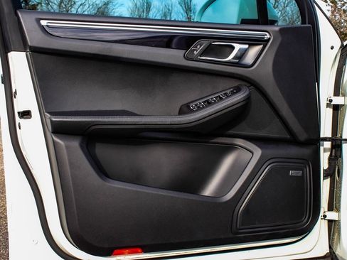 Used 2020 Porsche Macan Base image 8