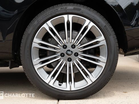 Used 2025 Land Rover Range Rover Long Wheelbase SE AWD/4WD image 9