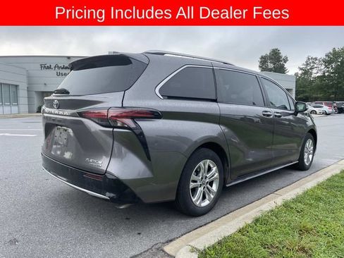 Used 2023 Toyota Sienna Platinum AWD/4WD image 9