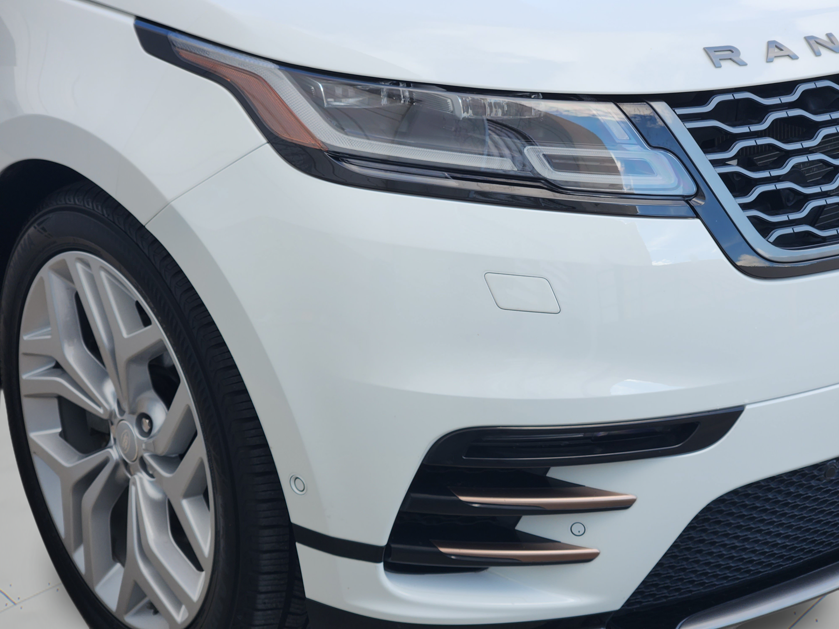 Used 2019 Land Rover Range Rover Velar R-Dynamic SE AWD/4WD image 30