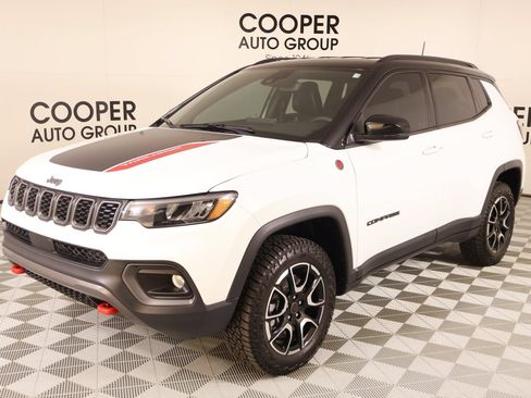 Used 2025 Jeep Compass Trailhawk w/ Trailhawk Convenience Group AWD/4WD image 10